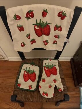 Strawberry print kitchen towel, oven mitt & pot holder set